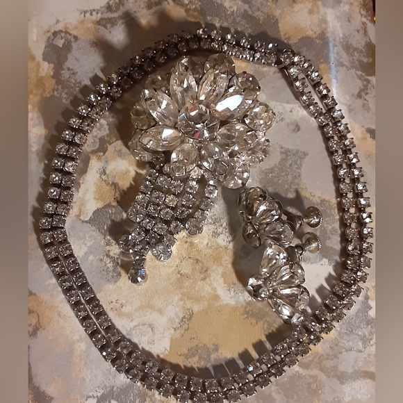 c1950 Crystal Flower Shaped Pendant Brooch w/ adorning Chain + Earring Set - Picture 4 of 8